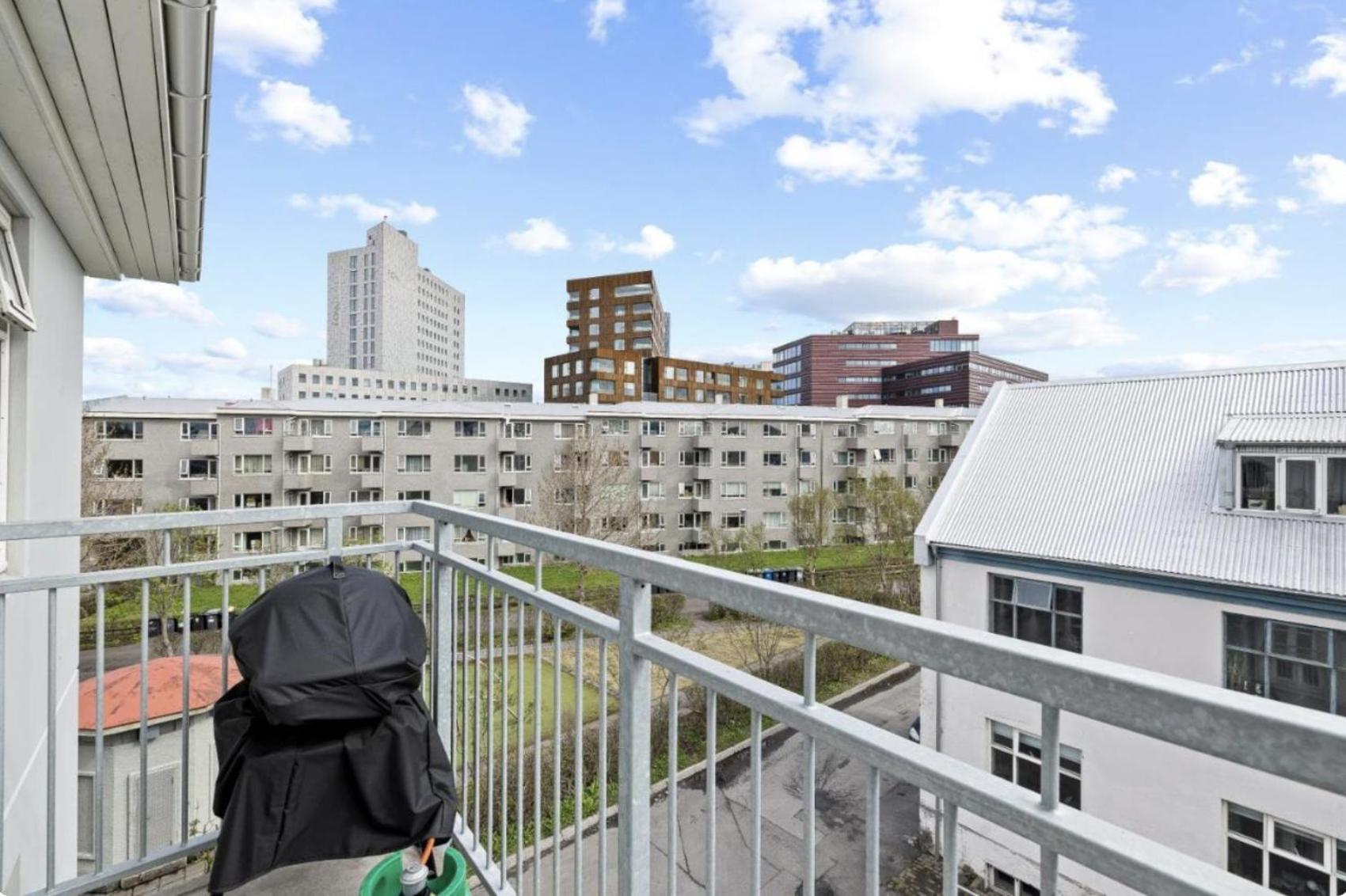 Cheerful Down Town Apartment Reykjavik Bagian luar foto
