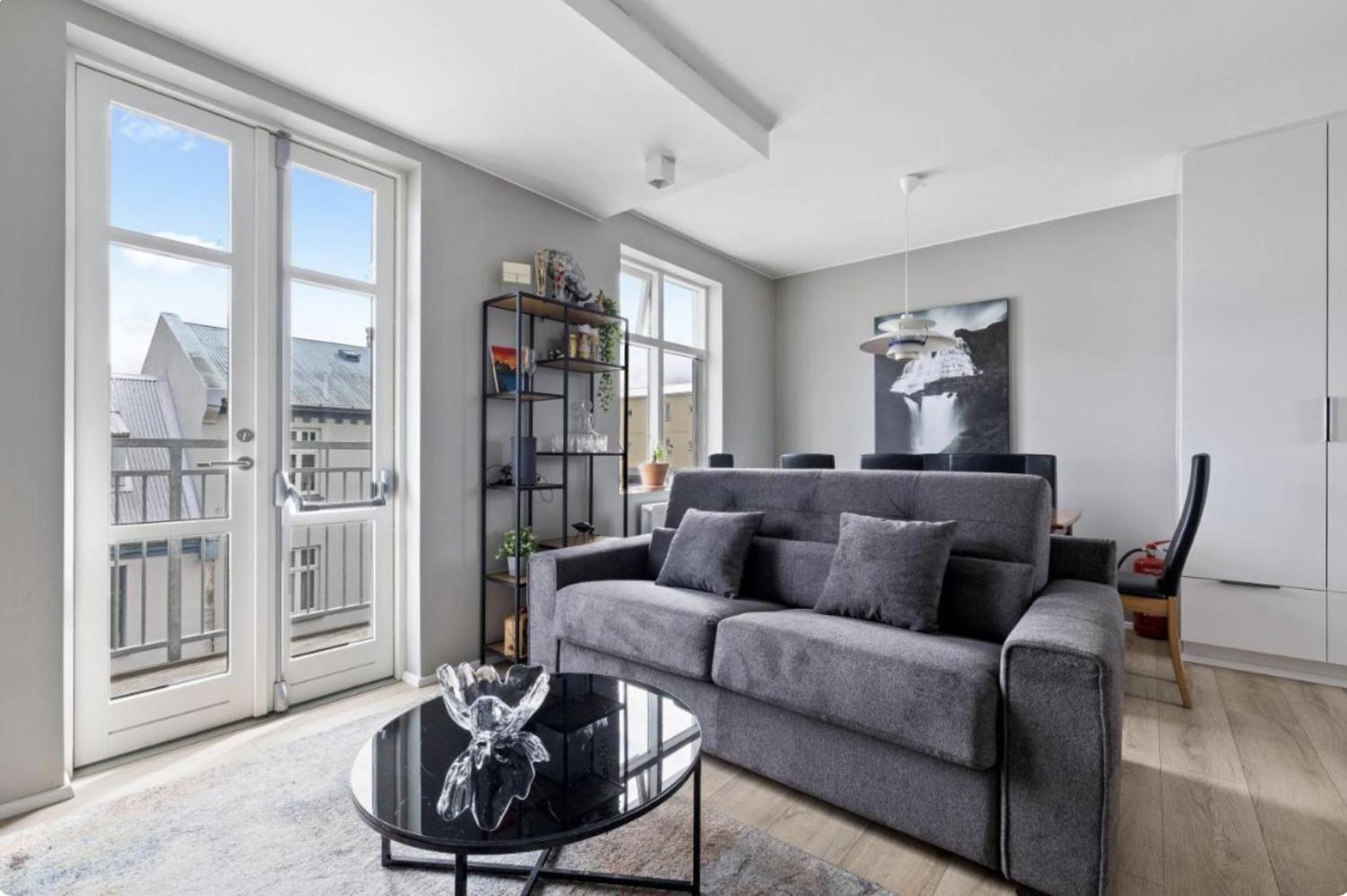 Cheerful Down Town Apartment Reykjavik Bagian luar foto