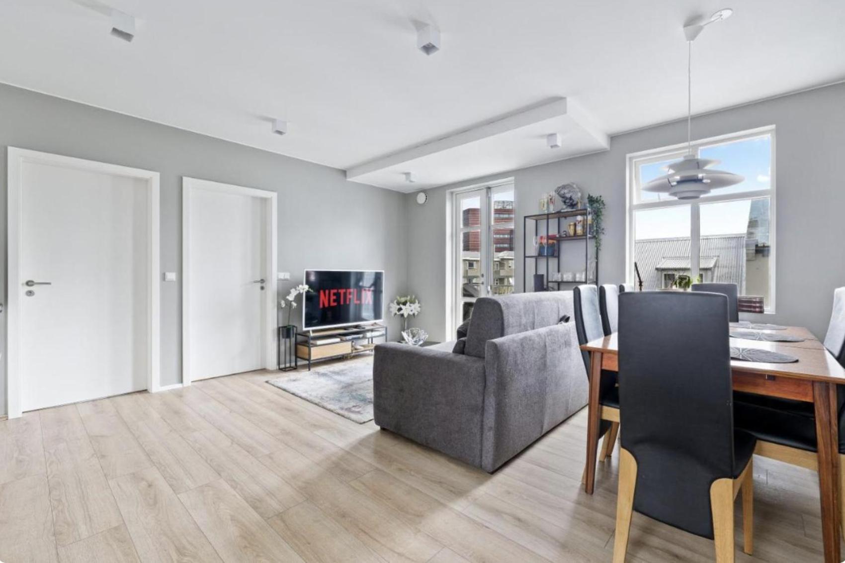 Cheerful Down Town Apartment Reykjavik Bagian luar foto