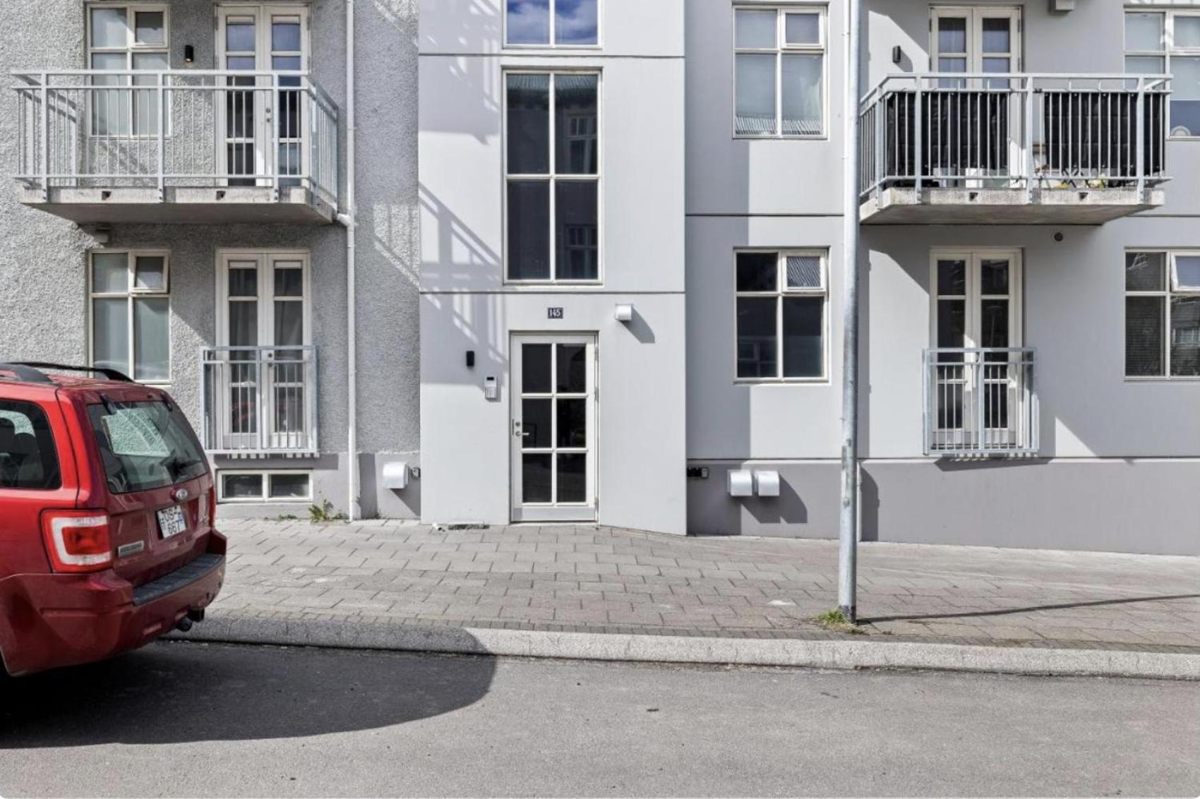 Cheerful Down Town Apartment Reykjavik Bagian luar foto
